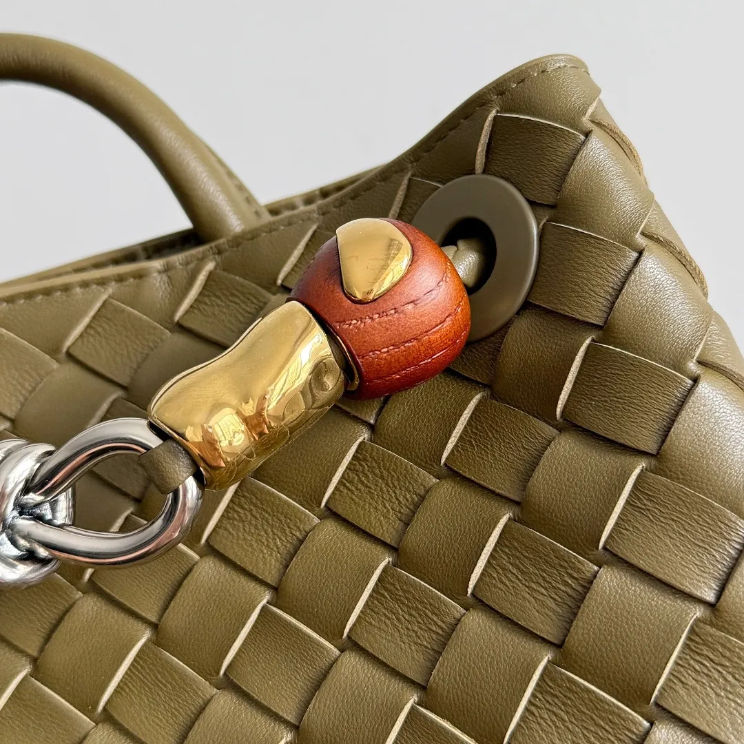The new Andiamo batch of 3060 BV is shipped‼ ️The classic intercciato weaving process is used to create a soft bag, the metal knot is made of micro-cast aluminum using jewelry technology🪢, and the decorative beads are made of metal and hand-polished oak, allowing you to jump repeatedly between elegance and fun💃, making it unpredictable. Classic and versatile, it shows off your temperament, and the bag has a large capacity, making it very convenient for daily commuting! It has a variety of carrying methods, the shoulder straps can be adjusted by yourself, the original lambskin feels soft and delicate, and the unisex style breaks gender boundaries and brings a more practical and long-lasting use experience. The Andiamo, which has both elegant and casual styles, perfectly interprets the "fashionable old money style". Style number: 743568+wood hardware Color: earthy brown silver buckle Size: 25*22*10.5cm